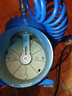 Innenansicht eines blauen Gehäuses mit Spiralschlauch