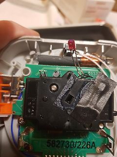 Geöffnetes elektronisches Gerät mit Leiterplatte und Bauteilen