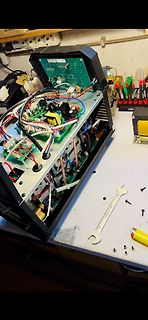 Offenes elektronisches Gerät in einer Werkstatt