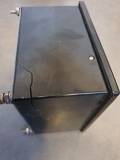Schwarzes Metallgehäuse mit Riss