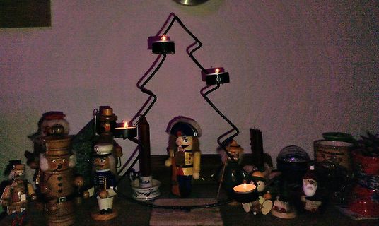 Nussknacker-Figuren und Kerzenhalter