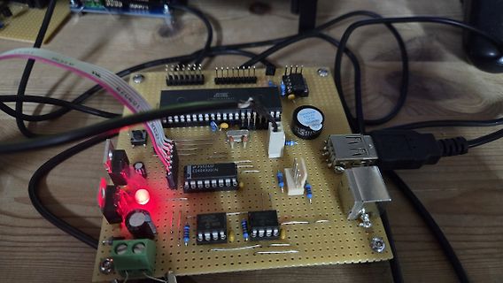 Selbstgebaute Leiterplatte mit ATmega328P Mikrocontroller