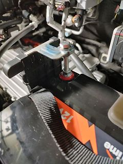 Batterieklemme an einem Fahrzeugmotor