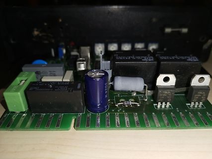 Foto einer Leiterplatte mit elektronischen Bauteilen