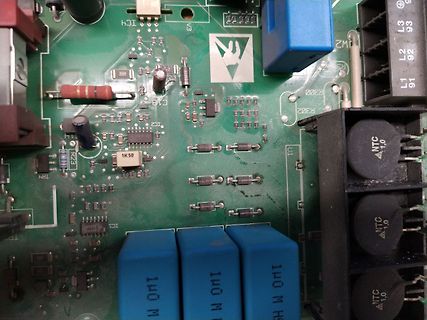 Nahaufnahme einer Leiterplatte mit elektronischen Bauteilen