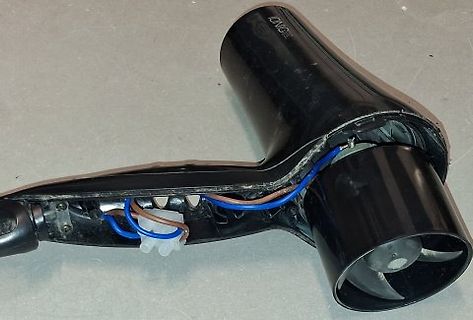 Zerlegter Haartrockner mit sichtbarer Verkabelung