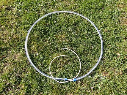 Transparenter Kunststoffschlauch auf Gras