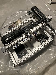 CNC-Maschinenrahmen mit Elektronik und Kabelketten