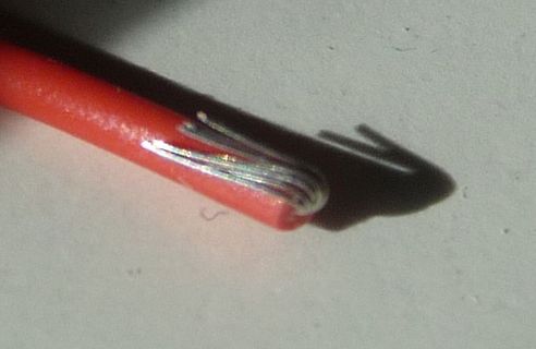 Abisolierter roter Draht mit Kupferlitzen
