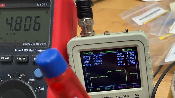 Multimeter und Handheld-Oszilloskop auf einem Tisch