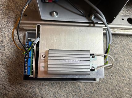 Elektronikaufbau mit Kühlkörper und Klemmenblock