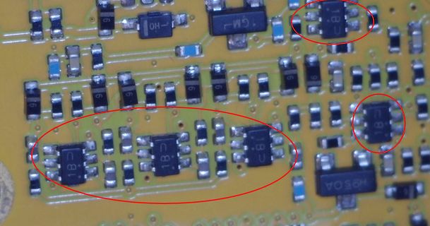 Nahaufnahme einer Leiterplatte mit elektronischen Bauteilen