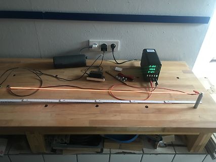 Elektronik-Aufbau mit Netzteil und LED-Streifen auf Werkbank