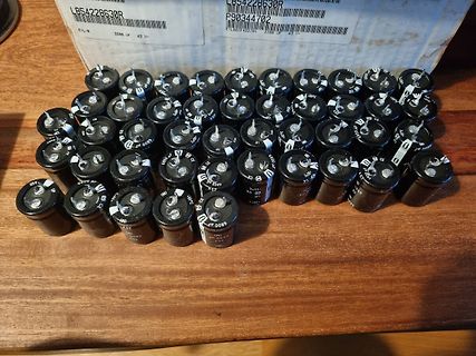 Viele Elektrolytkondensatoren auf Holzuntergrund