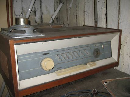 Altes Radio in Holzgehäuse