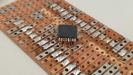 IC auf Lochrasterplatine mit Drahtbrücken verdrahtet