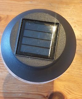 Solarpanel auf einem runden Gehäuse