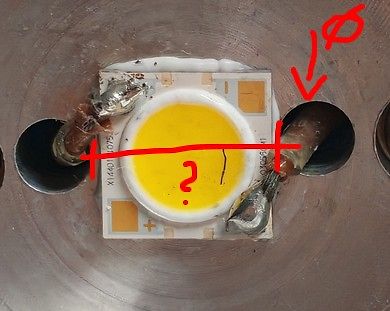 Nahaufnahme einer gelben LED mit Lötstellen