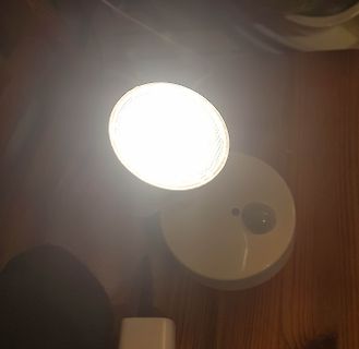 Leuchtende Lampe auf Holzuntergrund
