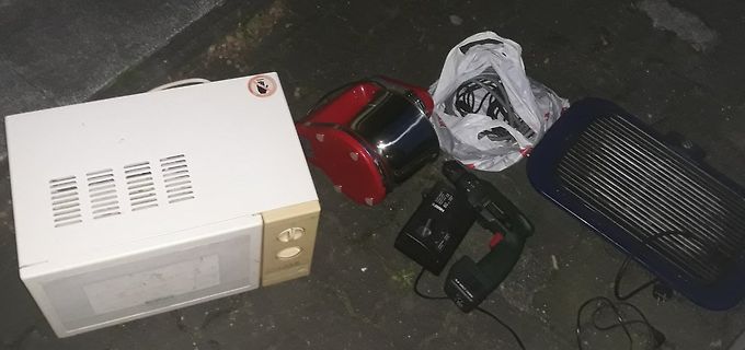 Verschiedene Elektrogeräte auf dem Boden
