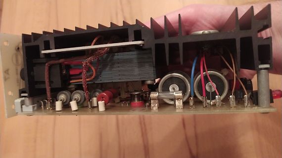 Innenansicht eines Verstärkers mit Kühlkörper und Bauteilen