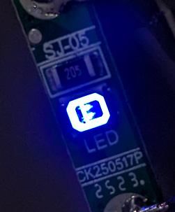 Nahaufnahme einer beleuchteten Leiterplatte mit LED