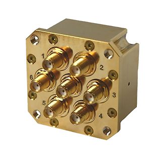 Goldfarbenes HF-Bauteil mit SMA-Anschlüssen