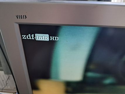 Nahaufnahme eines Fernsehbildschirms mit ZDF-Info HD Logo