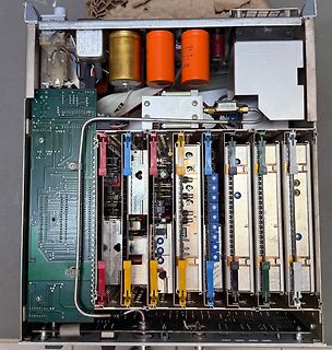 Innenansicht eines alten Computer-Netzteils mit Steckkarten