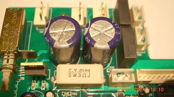 Nahaufnahme einer Leiterplatte mit Elektrolytkondensatoren und Widerstand