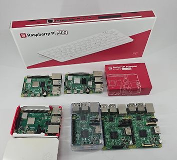 Raspberry Pi 400 und Raspberry Pi 4 Boards mit Verpackung