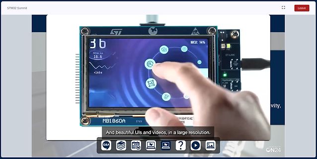 Hand zeigt auf Display eines STM32-Entwicklungsboards