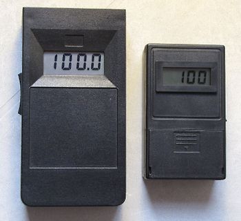 Zwei digitale Messgeräte mit Display