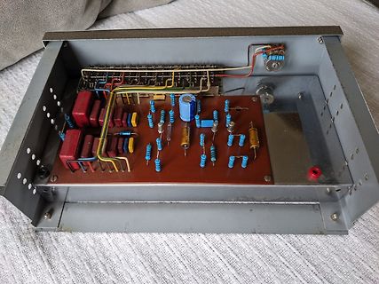 Geöffnete Elektronikbox mit Leiterplatte und Bauteilen