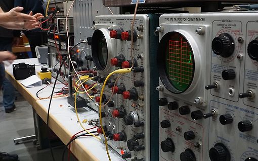 Transistor-Kurvenzeichner und Oszilloskop in einer Werkstatt