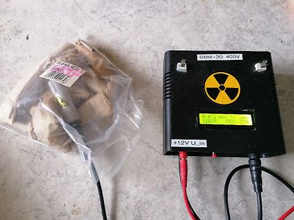 Geigerzähler und radioaktive Probe in Plastikbeutel