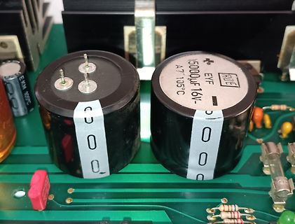 Zwei Elektrolytkondensatoren auf einer Leiterplatte