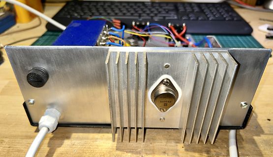 Elektronikgehäuse mit Kühlkörper und Anschlussbuchse