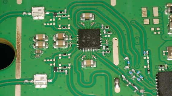 Nahaufnahme einer grünen Leiterplatte mit SMD-Bauteilen
