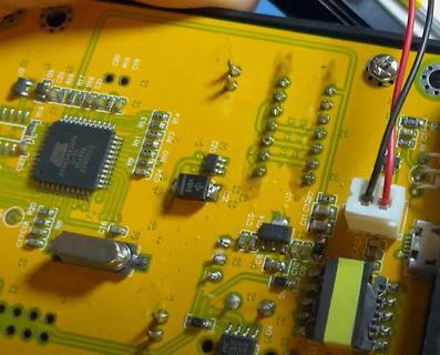 Nahaufnahme einer gelben Leiterplatte mit elektronischen Bauteilen