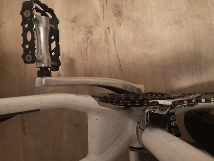 Detailaufnahme eines Fahrrads mit Pedale und Kette