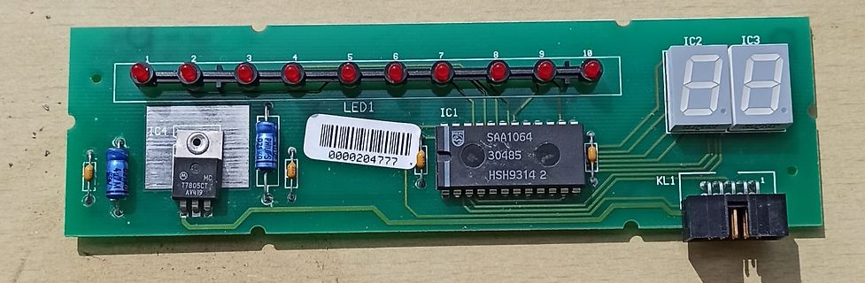 Bestückte grüne Leiterplatte mit LEDs und Displays