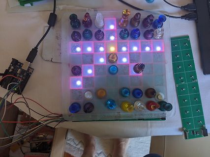 Elektronischer Schachspiel-Aufbau mit LEDs und Mikrocontroller