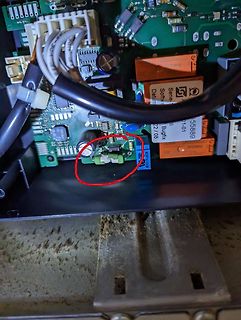 Innenansicht einer Leiterplatte mit markiertem Bauteil