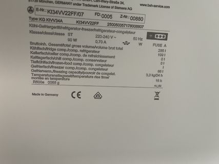 Typenschild eines Kühlschranks