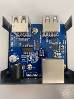 Leiterplatte mit USB-Buchsen und elektronischen Bauteilen