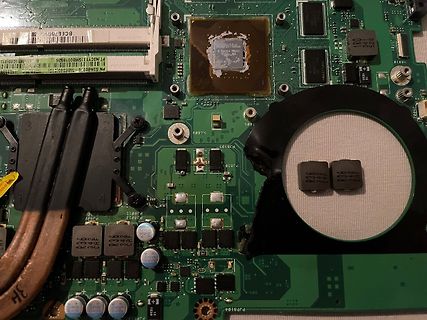 Nahaufnahme einer Leiterplatte mit CPU und RAM-Modulen