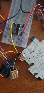 Breadboard-Aufbau mit Mikrocontroller und Relaismodul
