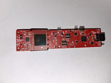 Rote Leiterplatte mit Display und Mikrocontroller