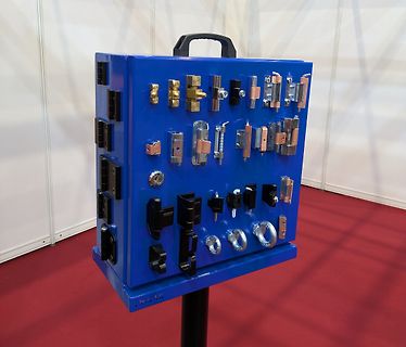 Ausstellungsdisplay mit verschiedenen Metallkomponenten